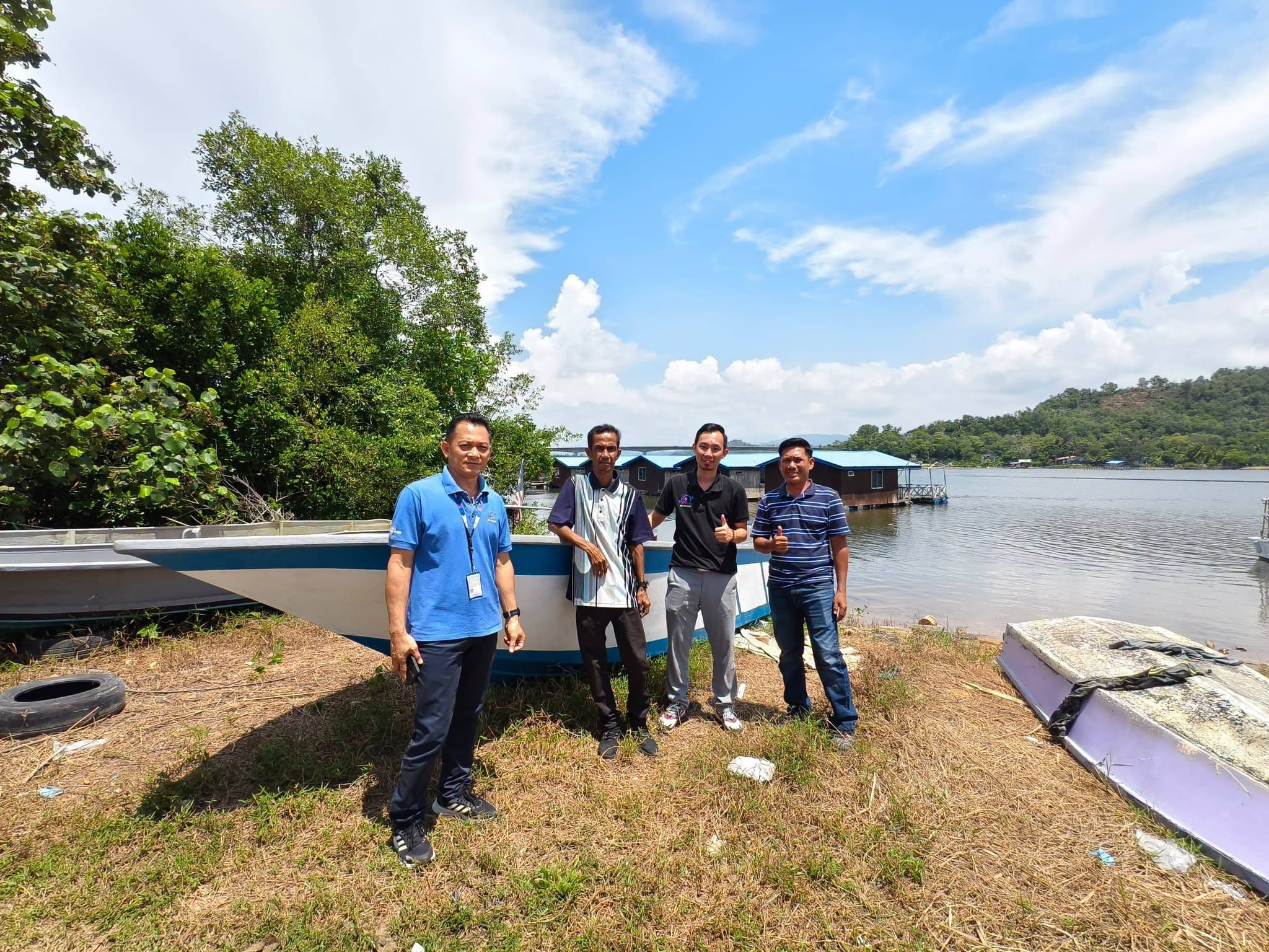 Penyerahan bantuan Skim i-Nelayan dan i-Usahawan oleh Pengurus Wilayah Pantai Barat Ko-Nelayan